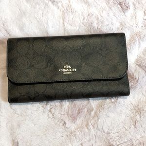Coach wallet brown with black inside